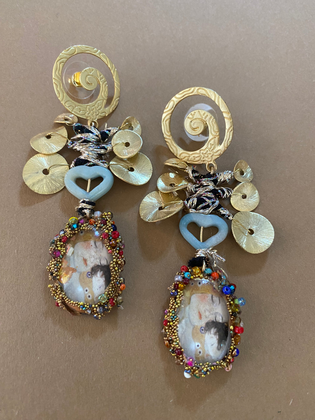 Boucles d'oreille avec image du tableau des trois âges de Gustav Klimt