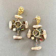 Load image into Gallery viewer, Boucles d&#39;oreille en perles biwa et symbole de la colombe Hymne à la liberté
