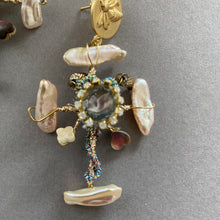 Load image into Gallery viewer, Boucles d&#39;oreille en perles biwa et symbole de la colombe Hymne à la liberté
