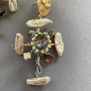 Boucles d'oreille en perles biwa et symbole de la colombe Hymne à la liberté