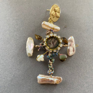 Boucles d'oreille en perles biwa et symbole de la colombe Hymne à la liberté