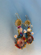 Boucles d'oreille coeur sur la main