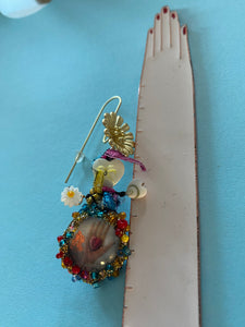 Boucles d'oreille coeur sur la main