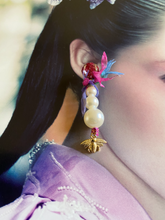 Carica l&#39;immagine nel visualizzatore di Gallery, Earrings with three pearls and royal bee
