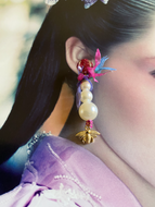 Earrings with three pearls and royal bee