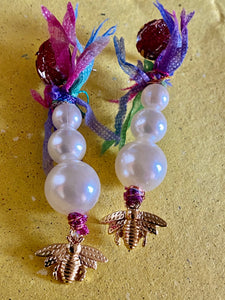 Earrings with three pearls and royal bee