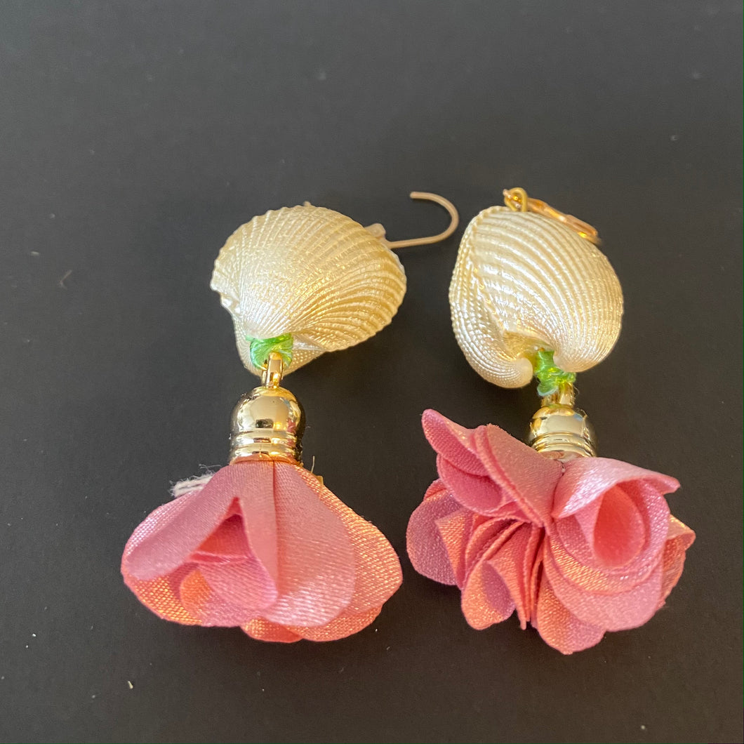 Very light summer earrings with white shell and pink flower