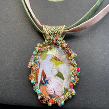 Load image into Gallery viewer, Necklace with pendent representing a detail of the Garden of Earthly Delights painted by Hieronymus Bosh
