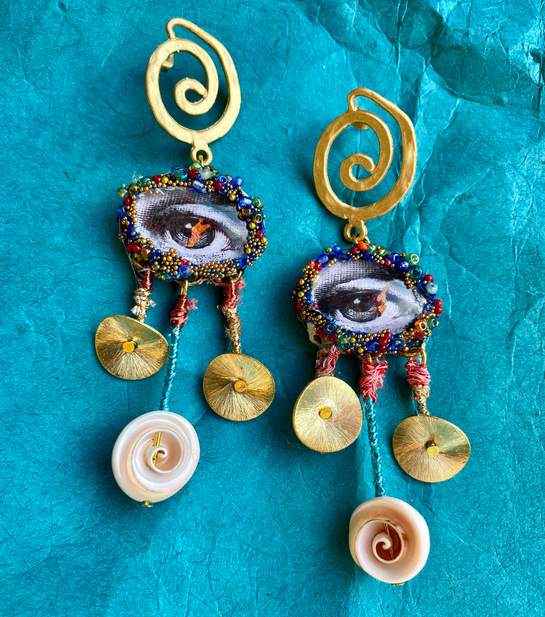 eyes earrings with gold spiral and natural spiral