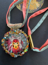 Load image into Gallery viewer, Necklace with pendent with beetle
