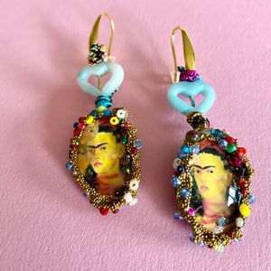 Boucles d'oreille  avec portrait deFrida Kahlo  et coeur en Crysoprase